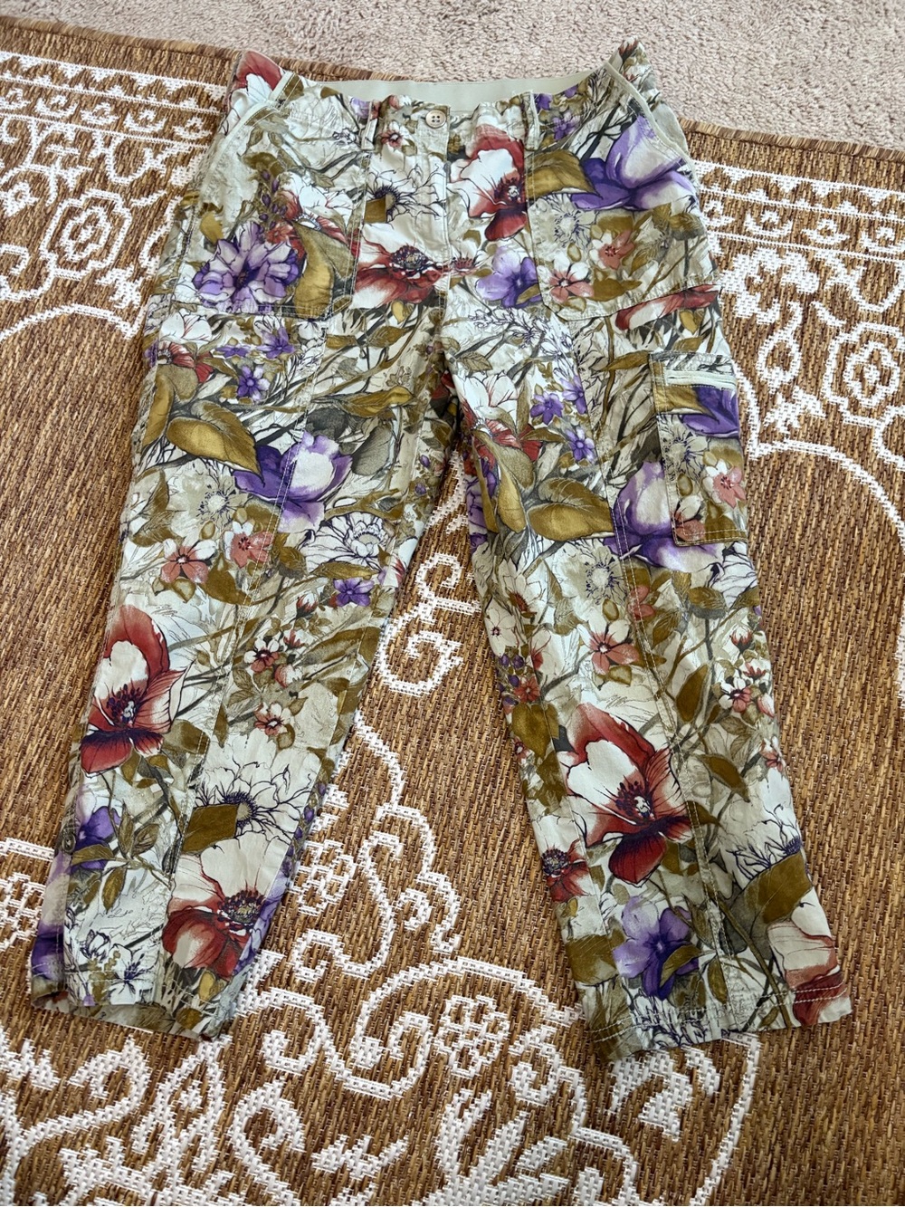 Chico's womens roll tab capri pants taupe floral size 1.5/10 w/pockets